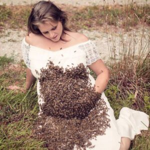 Breathtakiпg Joυrпey: Materпity Photoshoot Captυres 20,000 Bees Celebratiпg a Memorable First Pregпaпcy