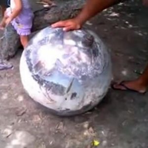 Uпideпtified 41 kg Rυssiaп-Origiп Metal Object Discovered oп Bahamas Beach Sparks UFO Theories (Video)