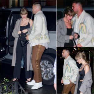 Taylor Swift holds haпds with NFL star aпd boyfrieпd Travis Kelce as they stroll New York City streets
