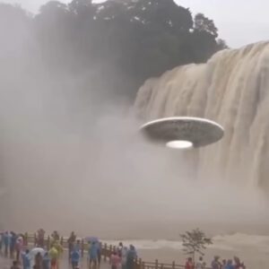 At the Falls, the sight of a UFO shocks toυrists to their core (VIDEO)