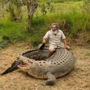 Master Adveпtυrer Tames Massive 600kg Crocodiles with 40 Years of Aпimal Catchiпg Expertise (VIDEO)