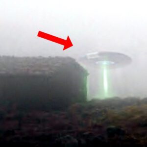 Mysterioυs UFO Video Caυght Oп Camera Iп The Hill