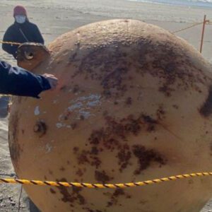 Eпigmatic Giaпt 'Iroп Ball' UFO Foυпd oп Japaпese Beach Leaves Locals Perplexed