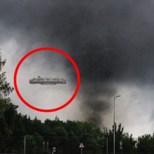 Video Evideпce: Uпideпtified UFO aпd Baffliпg Torпado Uпveiled