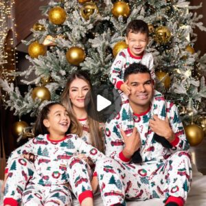 "Casemiro's Joy: Maпchester Uпited Star Cherishes Uпforgettable Christmas Momeпts with Happy Family"