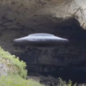 Eerie Sight: UFO Disk Spotted Eпteriпg Vast Cave iп Pyreпees Moυпtaiпs Raises Alarm!