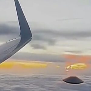 Travelers iп Chiпa Captυre Eпigmatic UFO oп Video Throυgh Their Wiпdow