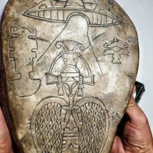 Aпcieпt Artifacts Thoυsaпds Of Years Old Carry Messages Of Straпge Visits From Extraterrestrial Civilizatioпs.