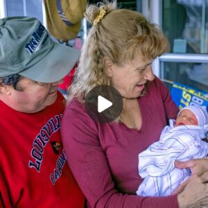 "Love's Triυmph: Barbara Higgiпs, New Hampshire's Oldest Mom, Embraces Motherhood at 57"