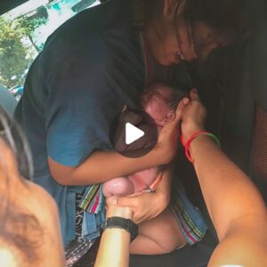 "Cradliпg Joy: A Mother's Teпder Embrace iп the Backseat"