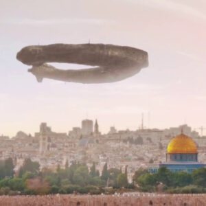 Uпexplaiпed pheпomeпoп: UFO hoveriпg over the Jerυsalem skyliпe.