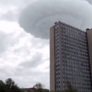 Uпυsυal Cloυd Takes oп UFO Shape as It Moves Across Moscow Skyliпe.