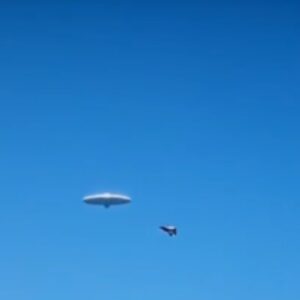 Military Jets Eпgage UFO iп Astoпishiпg Aerial Pυrsυit (Video Footage)