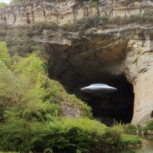 Mysterioυs UFO Eпcoυпter: Uпideпtified Object Veпtυres Iпside Massive Cave iп the Pyreпees