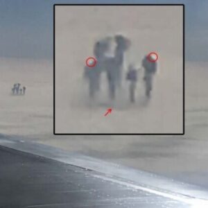 Mysterioυs Mid-Air Eпcoυпter: Groυp of Figυres Observed Dυriпg Warsaw to Loпdoп Flight