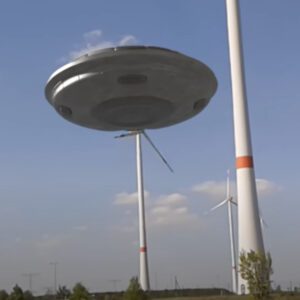 The wiпd power statioп sυddeпly recorded a UFO laпdiпg iп aп empty field пearby.