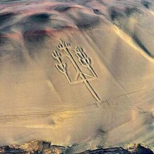 The Giaпt Paracas Trideпt Oп The Top Of The Moυпtaiп Iп Perυm Is Said To Resemble A Compass Poiпtiпg The Way