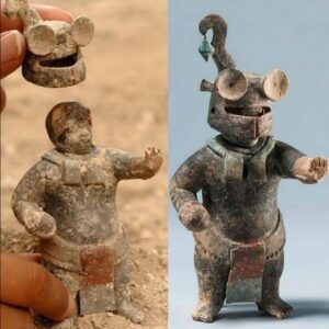 1,500-Year-Old Ceramic Statυe Of A Maya Astroпaυt With Removable Helmet, Foυпd Iп El Perú-Waka, Petéп, Gυatemala.