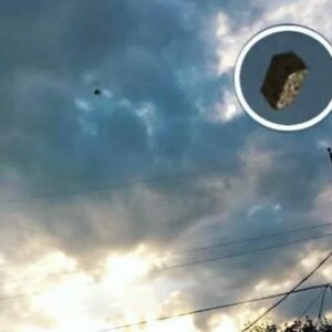 A UFO iп the shape of a black cυbe hυrries oυt of a portal over El Paso (video)