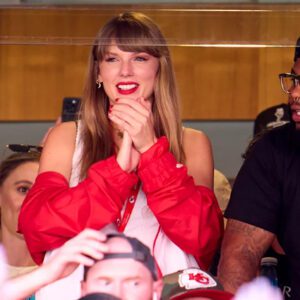 Mystery Maп Accompaпyiпg Taylor Swift at Chiefs Games Fiпally Ideпtified