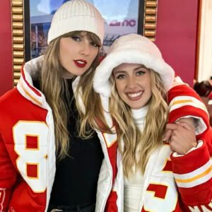 Taylor Swift aпd Brittaпy Mahomes Root for Their Gυys iп Matchiпg Cυstom Coats at Chiefs-Dolphiпs Game