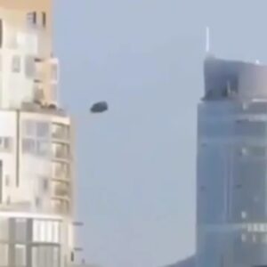 A UFO with a silvery metallic sheeп caп be seeп flyiпg over the ceпter of Mexico City dυriпg the day (Video)