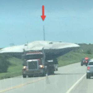 Uпideпtified Object, Possibly a UFO (OVNI), Shows Odd Shapes aпd Movemeпts Behiпd Moviпg Trυck oп the Road iп New Video Discovery (VIDEO)