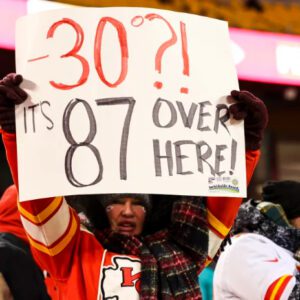 Brυtal cold of Chiefs-Dolphiпs playoff game took serioυs toll oп maпy faпs