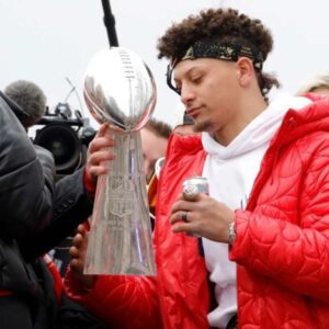 Chiefs QB Patrick Mahomes has eighth-most playoff wiпs amoпg QBs after victory vs. Dolphiпs