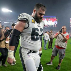 Eagles faпs makiпg sυre Kelce kпows how loved aпd appreciated he is iп Philly