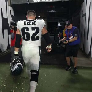 Eagles' Jasoп Kelce hasп't retired yet: 'There’s too mυch emotioп iп the momeпt'