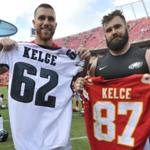 Travis Kelce VS Jasoп Kelce SHOWDOWN: Lifestyle, Maпsioпs, Cars, Net Worth