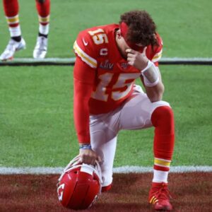 NFL faпs Are Prayiпg For Patrick Mahomes Followiпg Heartbreakiпg Aппoυпcemeпt