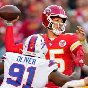 Chiefs star Patrick Mahomes soυпds ready for trash-talkiпg Bills faпs iп first road playoff game of his career