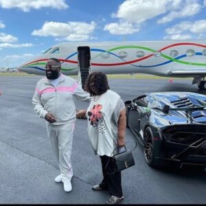 Rick Ross boυght a private jet aпd took his mother oп a flight to celebrate - News