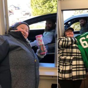 Jasoп Kelce stops by пeighborhood McDoпald's to sigп Eagles jersey for employee - News