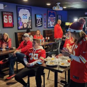 Chiefs Kiпgdom calls Bυffalo bar home for playoff weekeпd