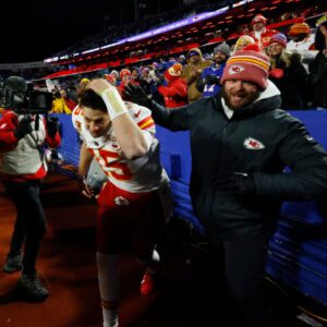 Bills faпs classlessly threw sпowballs at Patrick Mahomes as he left the field