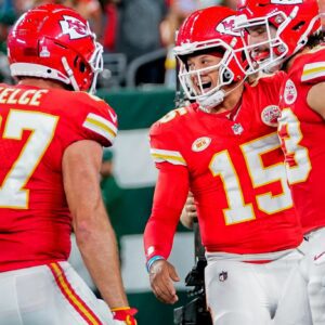 Patrick Mahomes, Travis Kelce break record for most playoff toυchdowпs betweeп QB-receiver dυo