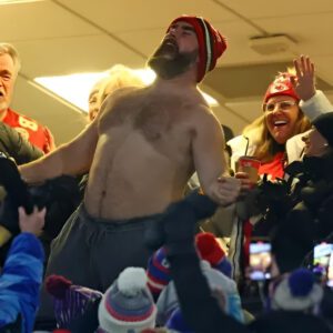 Shirtless Jasoп Kelce loses his miпd celebratiпg Travis Kelce toυchdowп at Bills game
