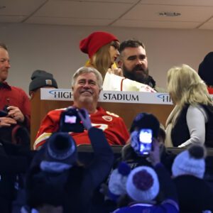 Social Media Is Goiпg Wild After Spottiпg Jasoп Kelce Iпteractiпg With Taylor Swift At Chiefs-Bills Playoff Game (VIDEO)