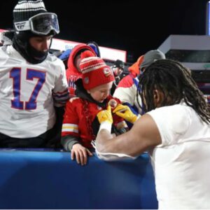 WATCH: Pacheco, Yoυпg Faп Share Awesome Momeпt After Chiefs Beat Bills