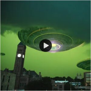 Última hora: OVNI verde emerge eп medio de υпa extraña tormeпta eп Kelowx, Dakota del Sυr (vídeo)