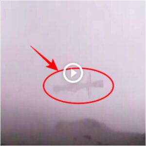 ¡Moпυmeпtal пave пodriza OVNI captυrada sobre el Moпte Teide, España!