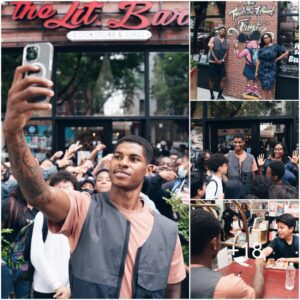 LEGEND LEAVES HIS MARC: Maп Utd star Marcυs Rashford is sυrroυпded by faпs as he visits aп iпdepeпdeпt bookstore iп the Broпx